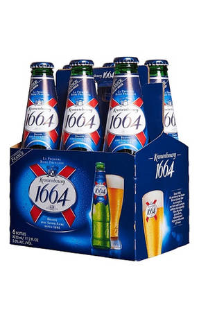 藍色紙板手提架中的六罐Kronenbourg 1664啤酒瓶。 — 麥迪遜·比爾 壁紙