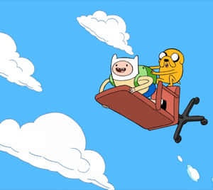Finn 和 Jake 坐在椅子上飛過有雲的藍天 — 可愛卡通 壁紙