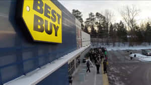 日落時分，在積雪的冬季停車場中，Best Buy商店外的人群。 — 最佳購買 壁紙