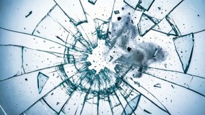 破碎的玻璃，尖銳碎片從中央撞擊點向外輻射。 — 碎屏 壁紙