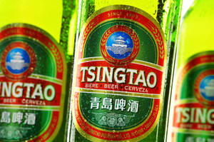 冰凍青島啤酒瓶，瓶身帶有凝結水珠。 — 啤酒 壁紙