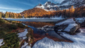 冰封的山湖反射著積雪的山峰和秋天的金色樹木。 — 山脈 壁紙