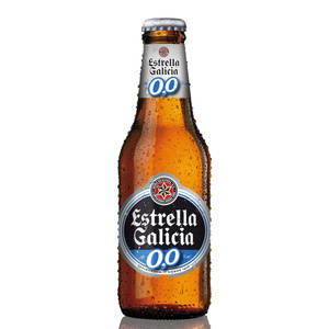 冰涼的Estrella Galicia 0.0啤酒瓶在白色背景上帶有冷凝水珠。 — 啤酒 壁紙