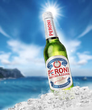 冰涼的Peroni啤酒瓶放在海邊的冰塊上，陽光明媚。 — 海灘 壁紙