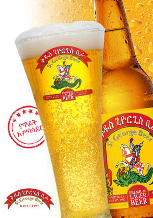 St George Beer 玻璃杯和瓶子，帶有品牌標誌和冷凝水。 — 品牌 壁紙