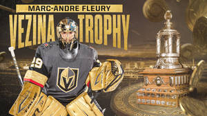 冰球守門員 Marc-Andre Fleury 在夜晚手持 Vezina 獎盃，背景是城市燈光。 — 拉斯維加斯金騎士 壁紙