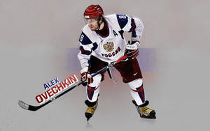 冰球運動員 Alex Ovechkin 身穿俄羅斯隊服，在冰上蹲下，手持球桿。 — 運動 壁紙
