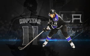 冰球運動員 Anze Kopitar 身穿 LA Kings 裝備，以動態動作姿勢搭配發光藍色效果。 — 克雷多斯 壁紙