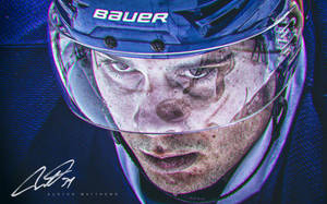 冰球運動員 Auston Matthews 戴著 Bauer 頭盔，在充滿活力的藍色和紫色燈光下，眼神專注而強烈。 — 運動 壁紙