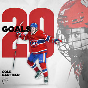 冰球運動員 Cole Caufield 穿著紅藍色球衣慶祝20球。 — 運動 壁紙
