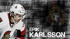 冰球運動員 Erik Karlsson 身穿白色球衣，站在有球隊標誌的磚牆前。 — 運動 壁紙