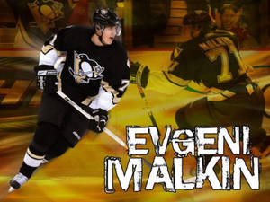 冰球運動員 Evgeni Malkin 身穿黑色和金色球衣在冰上滑行。 — 運動 壁紙