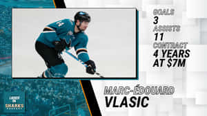 冰球運動員 Marc-Edouard Vlasic 身穿青色鯊魚隊球衣在冰上，帶有統計數據疊加。 — 運動 壁紙