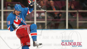 冰球運動員 Marian Gaborik 身穿 Rangers 球衣進球後慶祝。 — 佐助 須佐能乎 壁紙