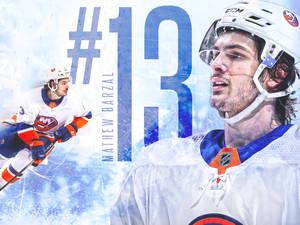 冰球運動員 Mathew Barzal 穿著白色和橙色制服，在冰上顯示13號。 — 運動 壁紙