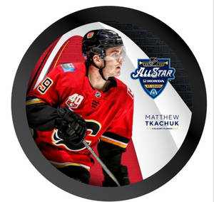 Matthew Tkachuk 身穿紅色卡加利火焰隊球衣，在2020年NHL全明星賽中手持冰球桿。 — 運動 壁紙