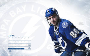 冰球運動員 Nikita Kucherov 身穿坦帕灣閃電隊制服，手持球桿。 — 運動 壁紙