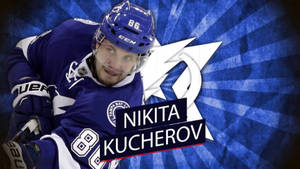 冰球運動員 Nikita Kucherov 身穿坦帕灣閃電隊裝備，在藍色放射狀背景前。 — 矢量藝術 壁紙