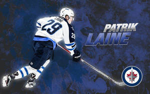冰球運動員 Patrik Laine 穿著球隊制服移動，名字和標誌清晰可見。 — 運動 壁紙