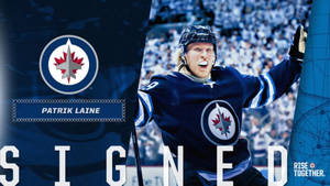 冰球運動員 Patrik Laine 在比賽中穿著他的溫尼伯噴射機隊球衣慶祝。 — 運動 壁紙