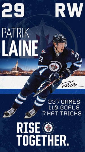 冰球運動員 Patrik Laine 在行動中，附有統計數據和球隊口號，背景為城市天際線。 — 運動 壁紙