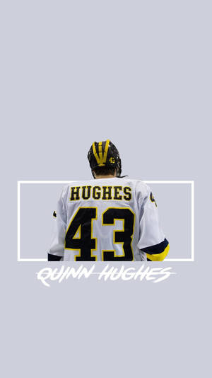 冰球運動員 Quinn Hughes 身穿白色球衣，號碼 43，背對鏡頭。 — 冰上曲棍球 GIF 壁紙