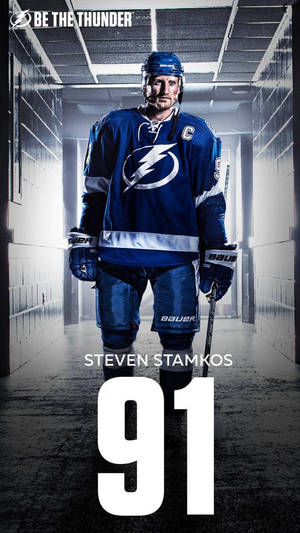 冰球運動員 Steven Stamkos 身穿藍色制服，在隧道中手持球棍，號碼 91。 — 運動 壁紙