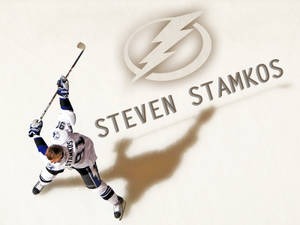 冰球運動員 Steven Stamkos 在冰上比賽，球隊標誌和名字清晰可見。 — 運動 壁紙
