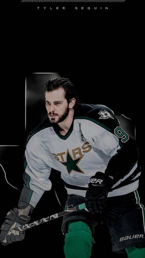 冰球運動員 Tyler Seguin 身穿達拉斯星隊制服，以運動姿勢握住球棍。 — 運動 壁紙
