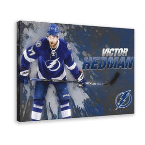 Victor Hedman 身穿坦帕灣閃電隊制服手持冰球桿。 — 1:1 壁紙