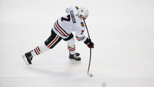 冰球運動員Seabrook穿著Blackhawks制服在比賽中在冰上滑行。 — 運動 壁紙