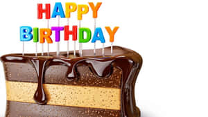 巧克力生日蛋糕，上有色彩繽紛的字母蠟燭拼出「生日快樂」。 — 生日快樂蛋糕 壁紙