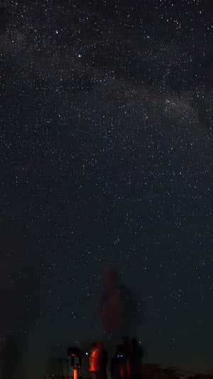 人們在星空下用望遠鏡觀察銀河系。 — 星星 壁紙