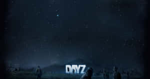 人們站在星空下，靠近山坡上發光的DAYZ字母。 — 電玩遊戲 GIF 壁紙
