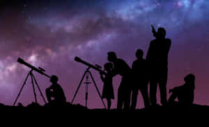 家庭剪影在色彩繽紛的夜空下用望遠鏡觀察星星。 — 星星 壁紙