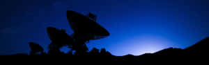 電波望遠鏡剪影映襯星光燦爛的夜空，極光閃耀。 — 星際效應 壁紙
