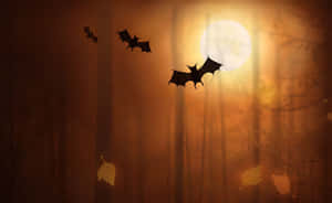 蝙蝠在夜間飛過迷霧森林，伴隨著滿月和落葉。 — 蝙蝠車 壁紙