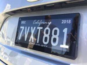 加州2018年車牌特寫，位於淺藍色汽車上，可見城市倒影。 — 好看汽車 壁紙