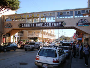 加州蒙特雷 Cannery Row Company 拱門，有汽車和行人。 — 街頭 壁紙