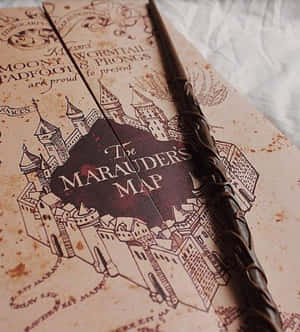 魔杖橫放在顯示霍格華茲城堡的劫盜地圖上。 — Galaxy Z Flip 8 壁紙