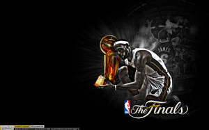 勒布朗·詹姆斯以慶祝姿勢手持NBA總決賽獎盃。 — 波士頓塞爾提克 壁紙