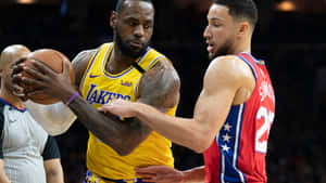 勒布朗·詹姆斯在NBA比賽中對陣本·西蒙斯運球。 — 美學科比 壁紙
