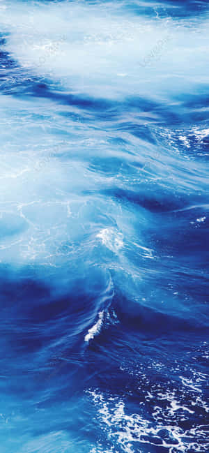 強勁的海洋波浪，深藍色海水和白色泡沫，在明亮陽光下。 — 波浪 壁紙