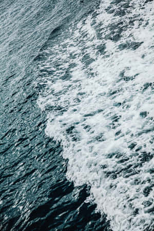 泡沫海浪拍打在深藍色水面上。 — 海洋 壁紙
