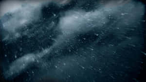 陰鬱冬日場景中，帶有降雪的烏黑風暴雲。 — 下雨 壁紙