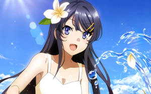動漫女孩頭上戴花，在藍天下帶著水花微笑。 — 櫻島麻衣 壁紙