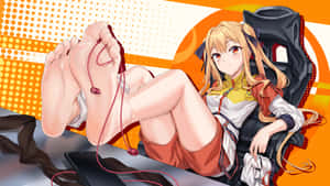 動漫女孩在電競椅上放鬆，雙腳翹起，戴著紅色耳塞。 — 玩家 壁紙