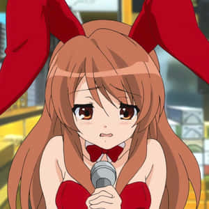 動畫女孩戴著紅色兔耳拿著麥克風，在舞台上表情驚訝。 — 鹿丸 壁紙