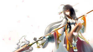 動畫戰士女孩手持裝飾長矛，粉紅色花瓣在她周圍飄浮。 — 前衛動漫 壁紙