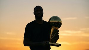男人在日落時手持NBA冠軍獎盃 — NBA總決賽 壁紙